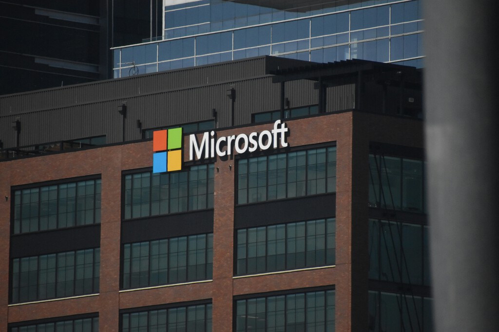 Microsoft adopta una nueva estrategia para amortizar su IA: despedir a vendedores para contratar a otros vendedores expertos en IA